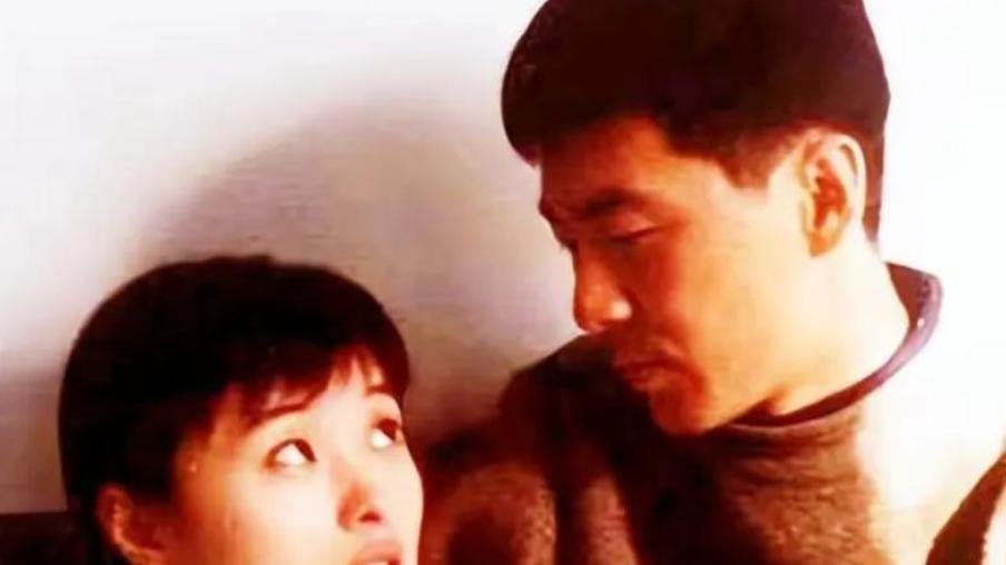 事业巅峰逆袭，五年同居情断，她的人生比戏更精彩