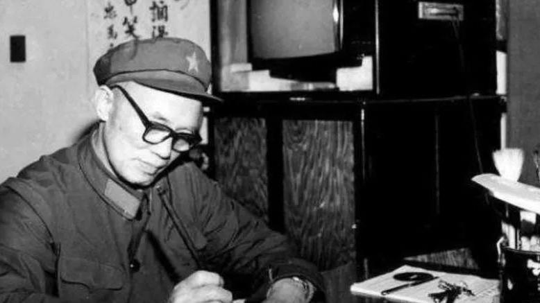 1980年钟伟直呼毛主席大名，黄克诚举拐怒斥：你老小子真是忘了本