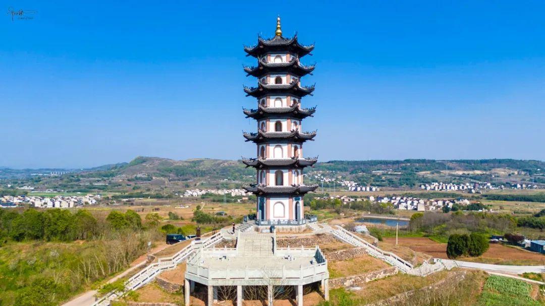 嵊州亭山的曜文塔重焕新生，百亩油菜花相伴其侧，风景美不胜收