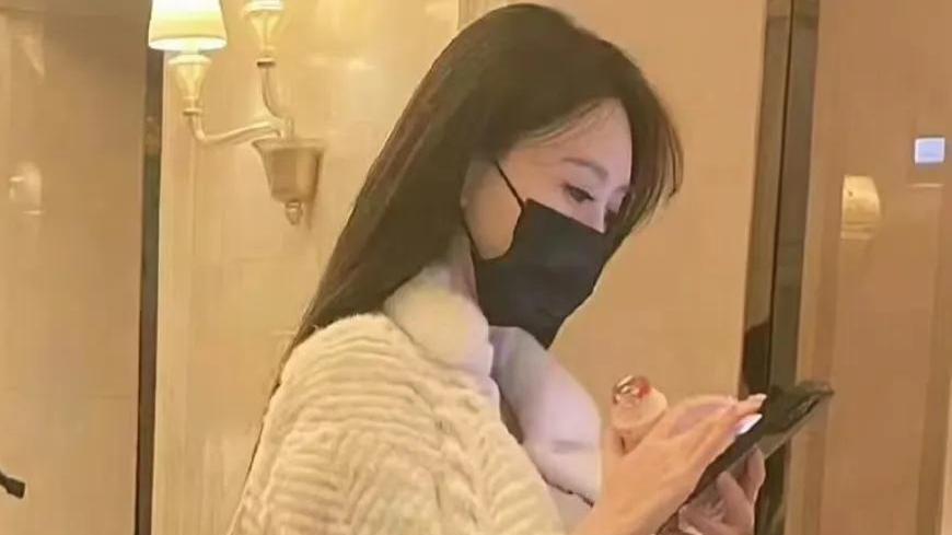 黄晓明和叶柯，这俩名字放一起，怎么看怎么让人觉得意外。叶柯聚会上的玩笑话，加上黄