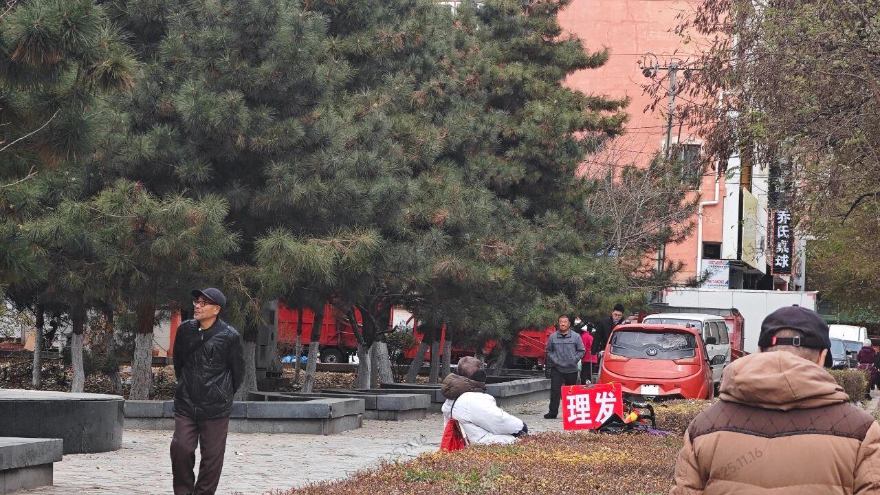 沈阳冬日街边一景，街边理发匠