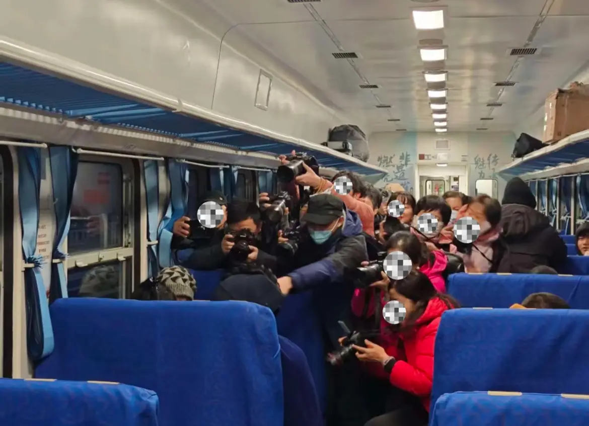 围拍彝族老人，既无礼又侵权