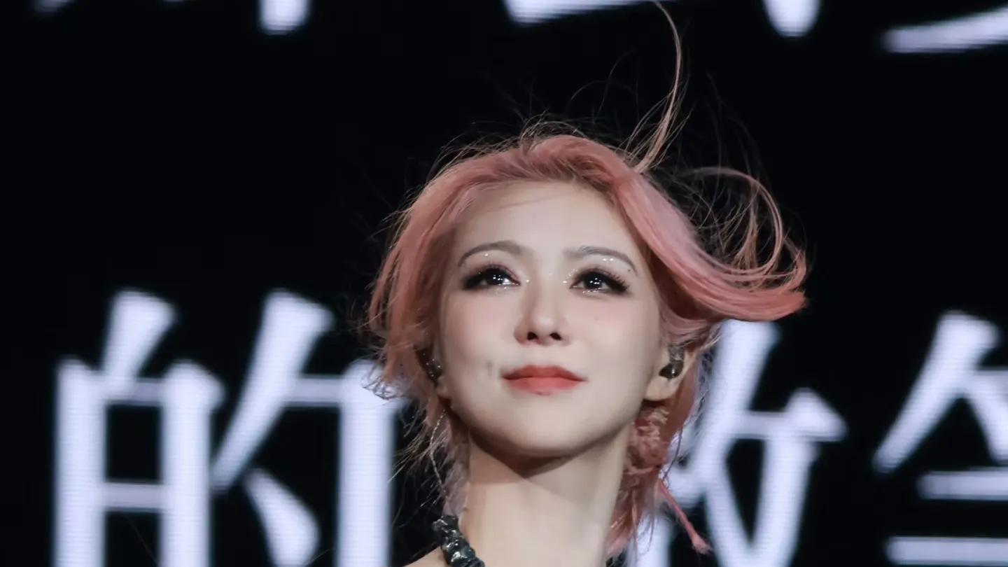 薛凯琪深圳演唱会穿尿片劲歌热舞，张碧晨助阵