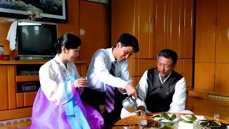 参观平壤市民家庭的装潢，感觉并不比国内的家庭差多少。