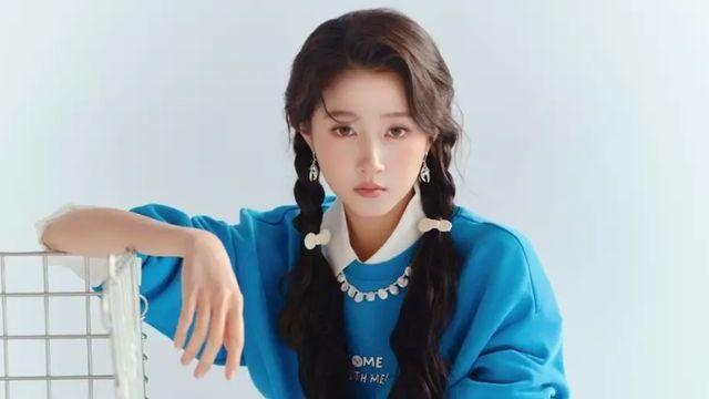 关晓彤穿蓝衣白裙造型也太好看了！化身棒球少女，大长腿十分吸睛