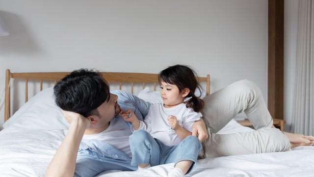 女儿说“幼儿园有人欺负我”，爸爸的回应藏着孩子一生的底气