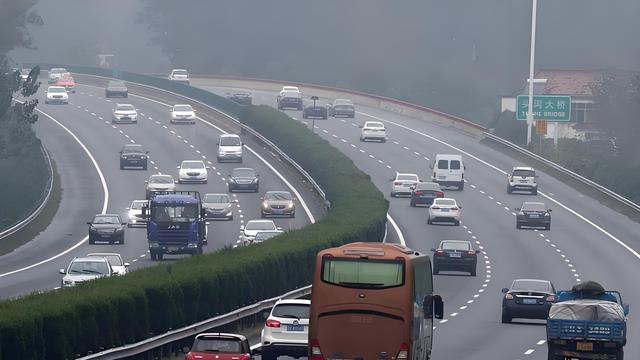 高速上这些个地方一定要舍得踩油门，关键时刻能保命