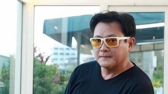 香港知名男星宣布不再结婚，减肥成功颜值回春，前妻整容成瘾