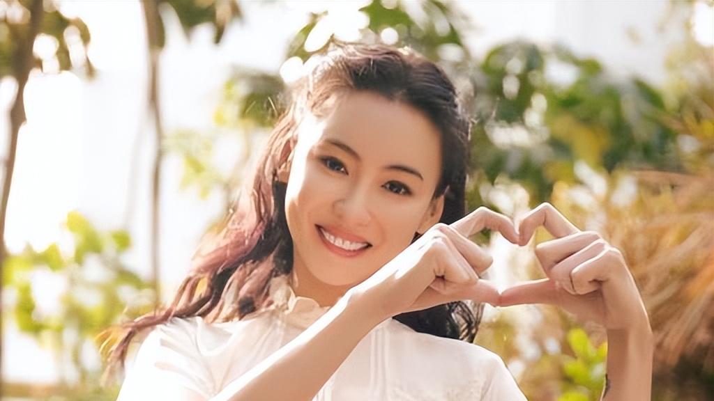 张柏芝庭审崩溃哭诉，一场绵延13年的纠纷，让“疯女人”话题霸榜