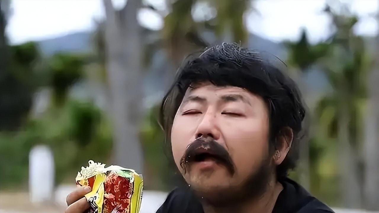 他双腿残疾靠捡垃圾过活，拾荒17年捐百万元，被称“跪着的巨人”