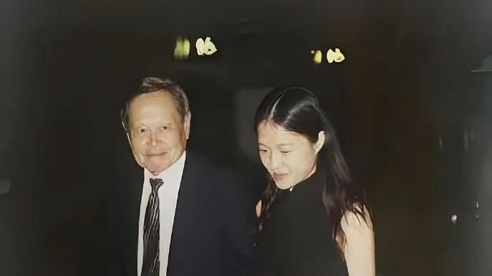 拒绝鸡婆眼光，别让杨振宁逝世成为翁帆的黑暗时刻