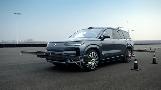 三刷纪录！这台“高速不倒翁”SUV，凭什么让安全成为豪华新标杆