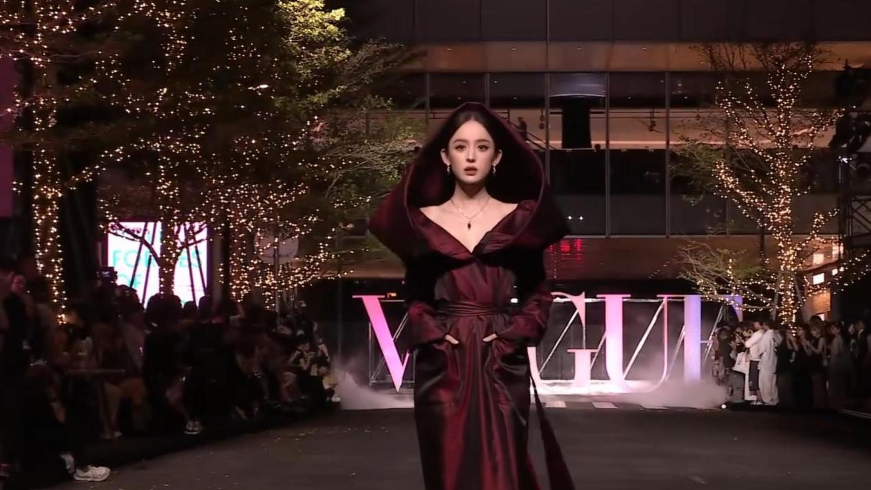 深圳这一夜，女明星大马路上走红毯！斑马线凹造型，礼服拖过井盖