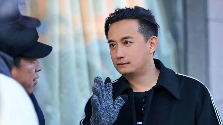 自命不凡到全网群嘲：52岁黄磊的真实困境，藏着娱乐圈的残酷法则
