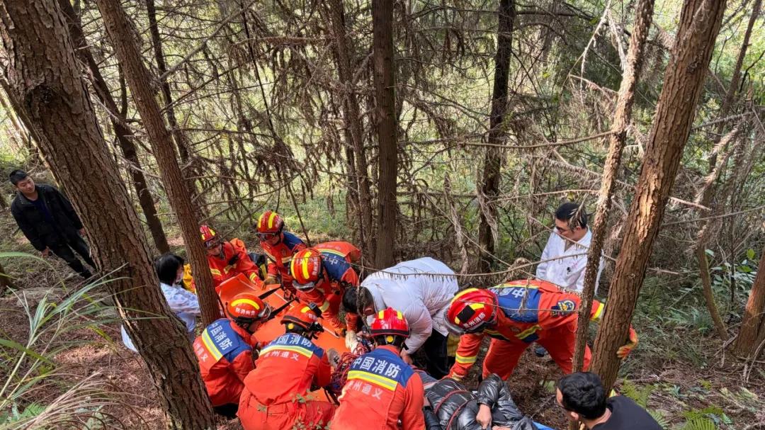 遵义正安：女子深山采蘑菇被困 消防员紧急救援
