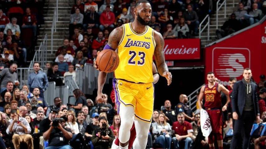 NBA巨星对决：字母哥VS詹姆斯，天赋与努力的巅峰较量