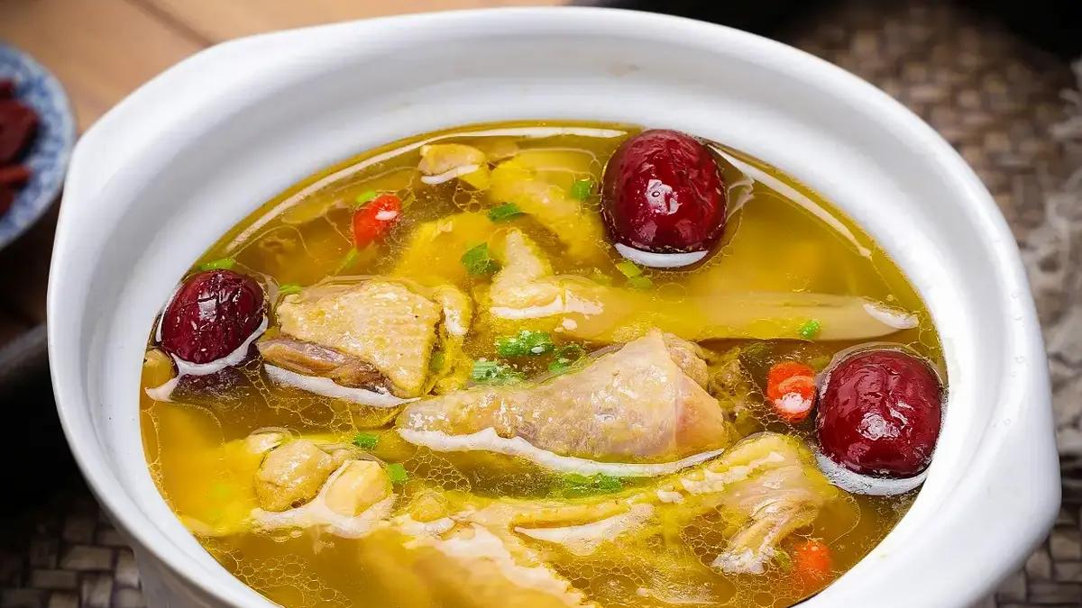 鸡汤怎么炖？教你正确做法，肉不柴汤不腥，鲜美好喝营养高