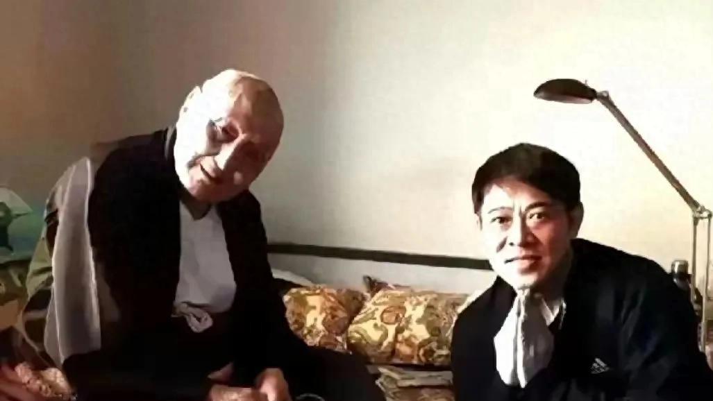 时光飞逝，英雄迟暮？李连杰利智近照曝光！61岁的李连杰和63岁的利智，头发都花白了
