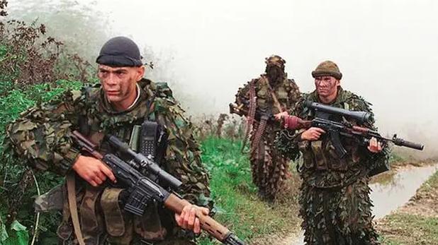 90名伞兵对战2500名叛军，血战三天三夜阵亡84人，普京跪敬献花