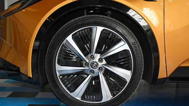 丰田bZ5将于5月16日下线，纯电中型SUV，外观很个性，预售13万起