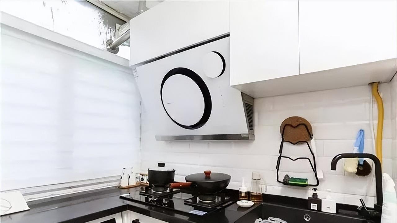 68平新家，进门设计很机智，餐厅设卡座，入住才知实用！