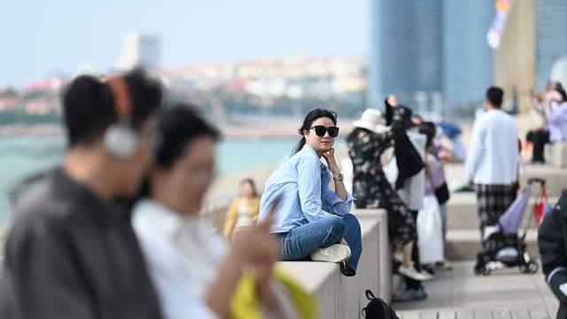 凭海临风 漫步青岛情人坝感受海与城的浪漫交织