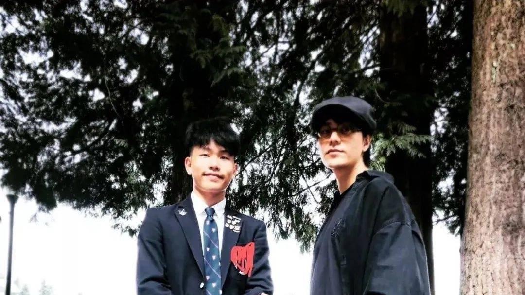 49岁陈坤与23岁儿子合影，庆祝其大学毕业，曾对儿子说：“你只有我”