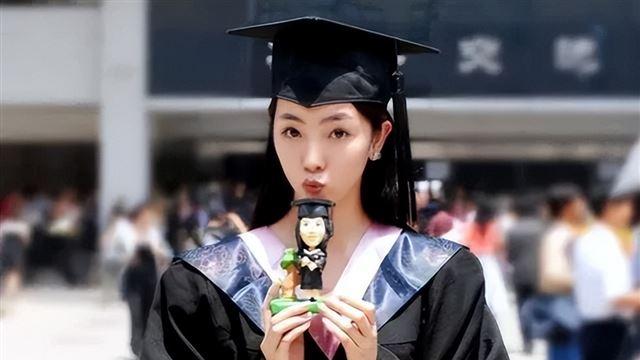 离开央视1年后，再看李思思如今的处境，任鲁豫的话终于有人信了