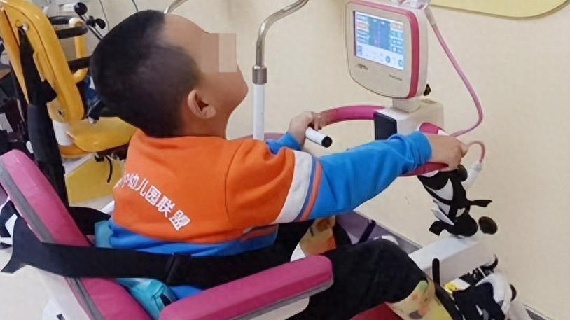 8岁脑瘫男孩西安治疗记：从颤抖摔倒到独自行走