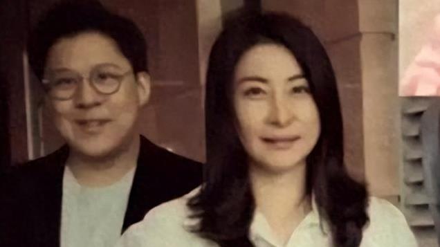 郭晶晶一家亮相哈尔滨，霍震霆抱着小孙子，孩子衣服上还印着国旗