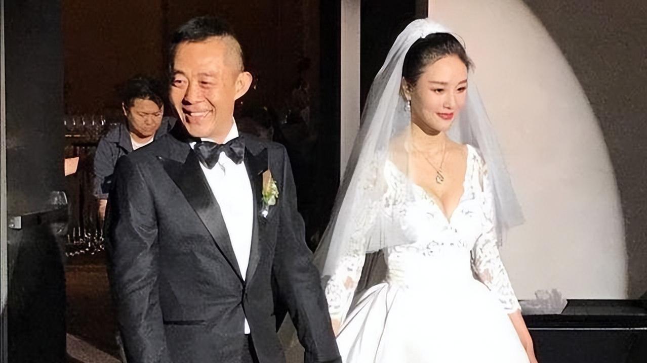 2004年《大染坊》斩获金鹰奖时，侯勇在领奖台哽咽致谢：军功章有沈蓉大半