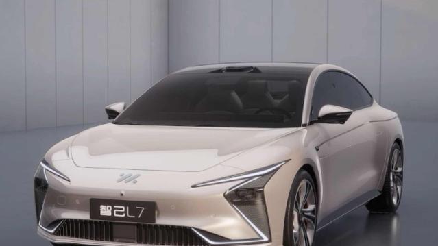 智己L7：800V高压平台量产车来袭，纯电市场再掀技术战！