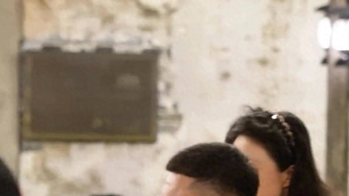 孙红雷携娇妻现身长桌宴，40岁王骏迪颜值在线，两人很有夫妻相