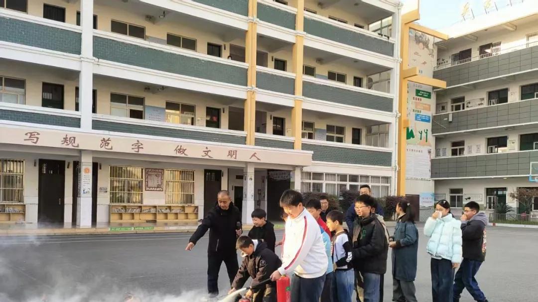 阜阳阜南：鹿城镇城南社区团支部联合阜南六小开展消防演练活动