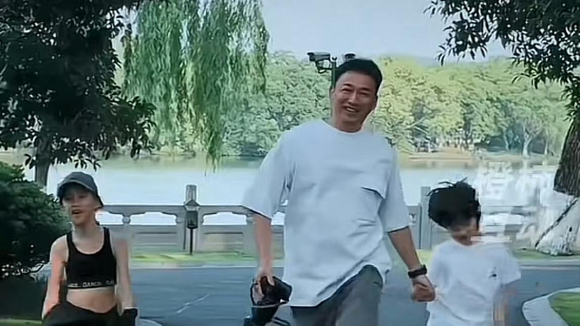 黄磊一家五口曝光：8岁儿子颜值引热议，黄多多演艺路再添新篇