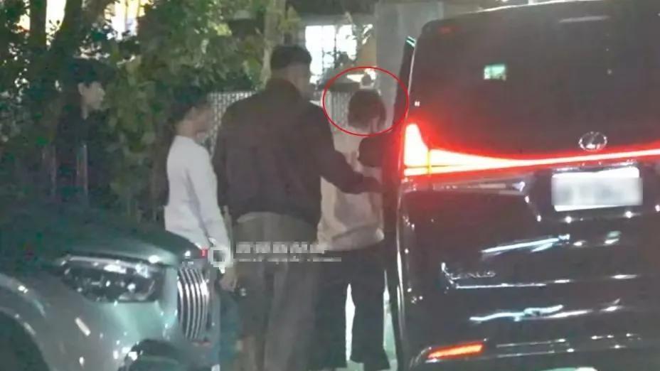 汪小菲带俩娃聚餐马筱梅陪伴



汪小菲一家三口其乐融融的画面，不禁让人思考起原