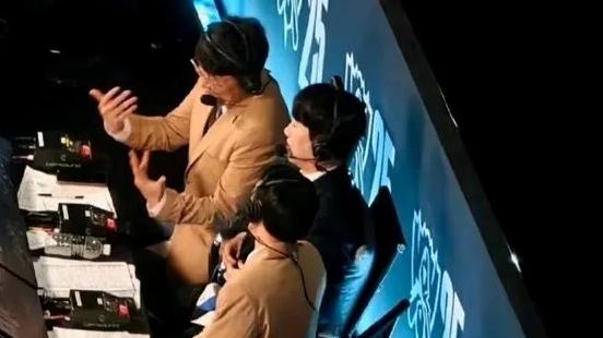 LPL和LCK解说台被曝光，双方差距明显，一边满桌资料一边空空如也