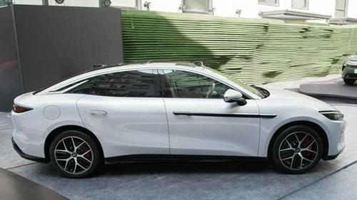 比亚迪全新C级车来了！长超5米，1102马力2.7秒破百，对标小米SU7