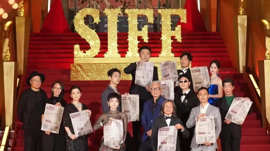 杨幂宣传《酱园弄》小心翼翼，不让粉丝尖叫，网友感慨章子怡霸道