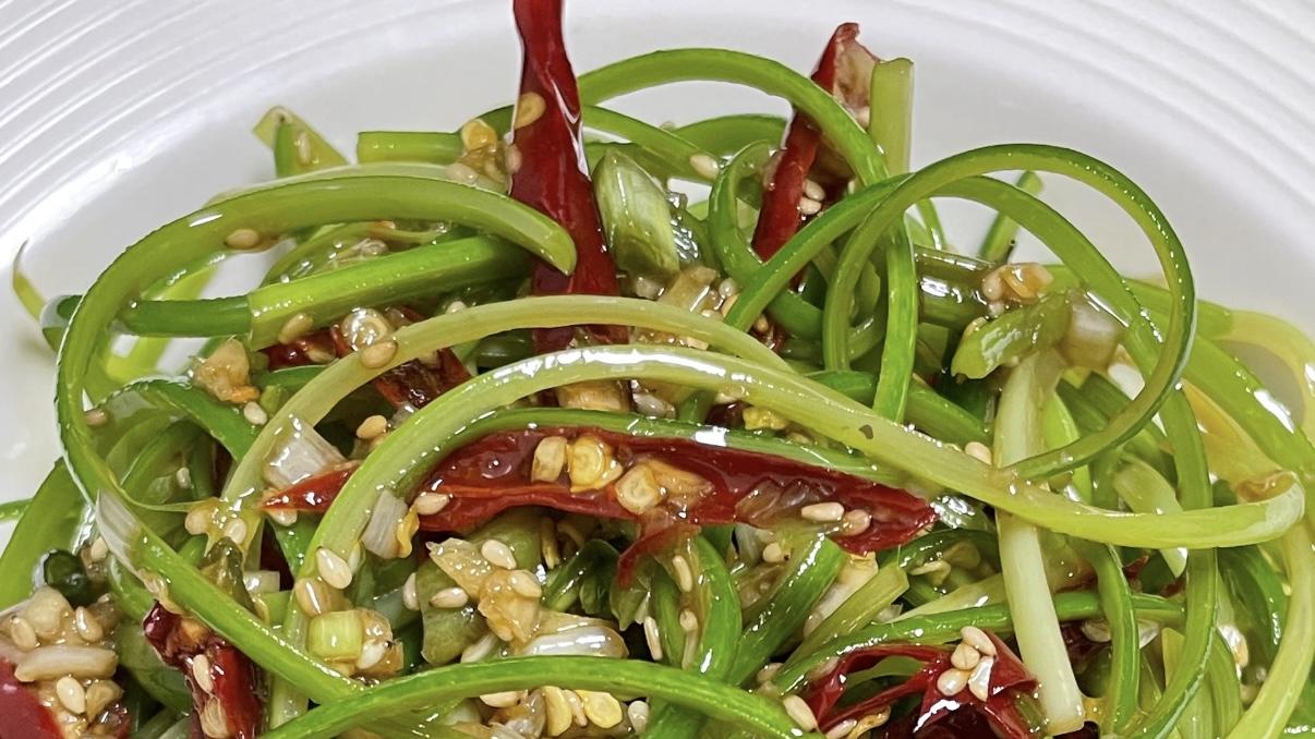 蒜苔别再炒肉啦！凉拌一撕，麻辣脆爽到筷子打架