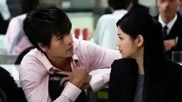 看了热搜上的陈妍希，才明白她与陈晓婚姻的真相，吴君如没说错