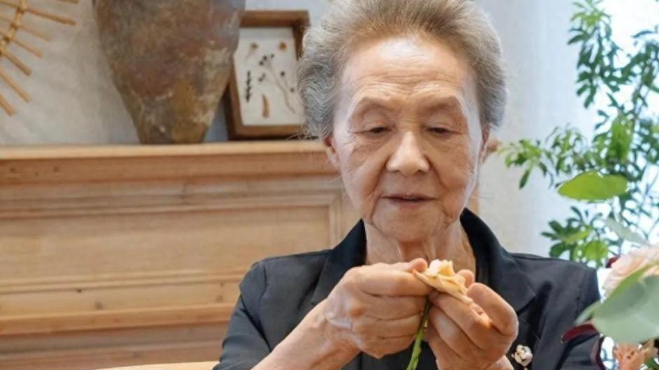 87岁吴彦姝捐空600万片酬，自己住老破小，格局太大了
