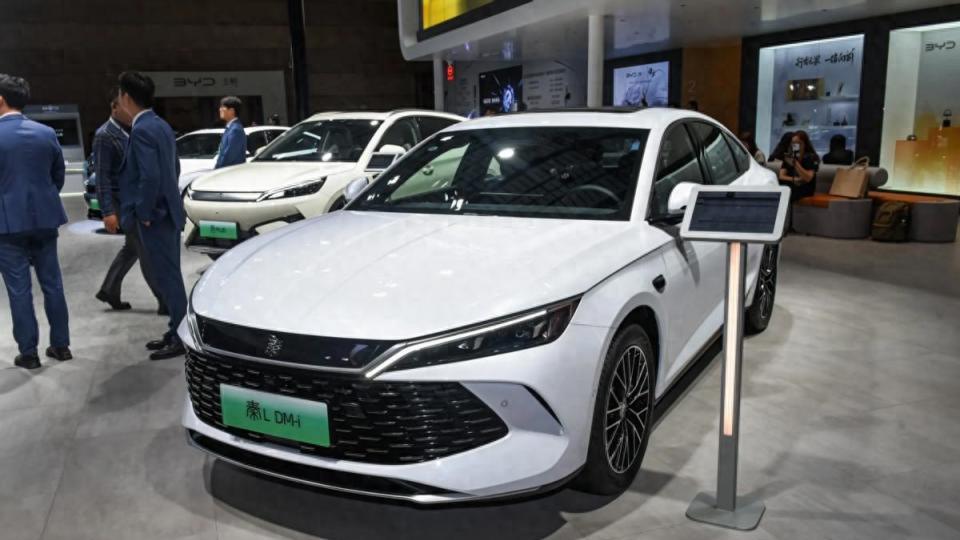 谁才是10万级家轿“扛把子”？银河A7对比秦L DM-i，如何选不踩坑