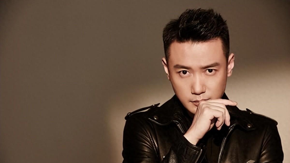 他曾是央视主持人，却进入演艺圈跑龙套，如今20年过去他后悔吗？