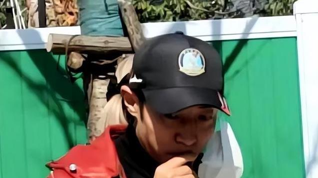 小撒小尼返乡过年，一个妻儿双全享天伦之乐，一个形单影只显落寞