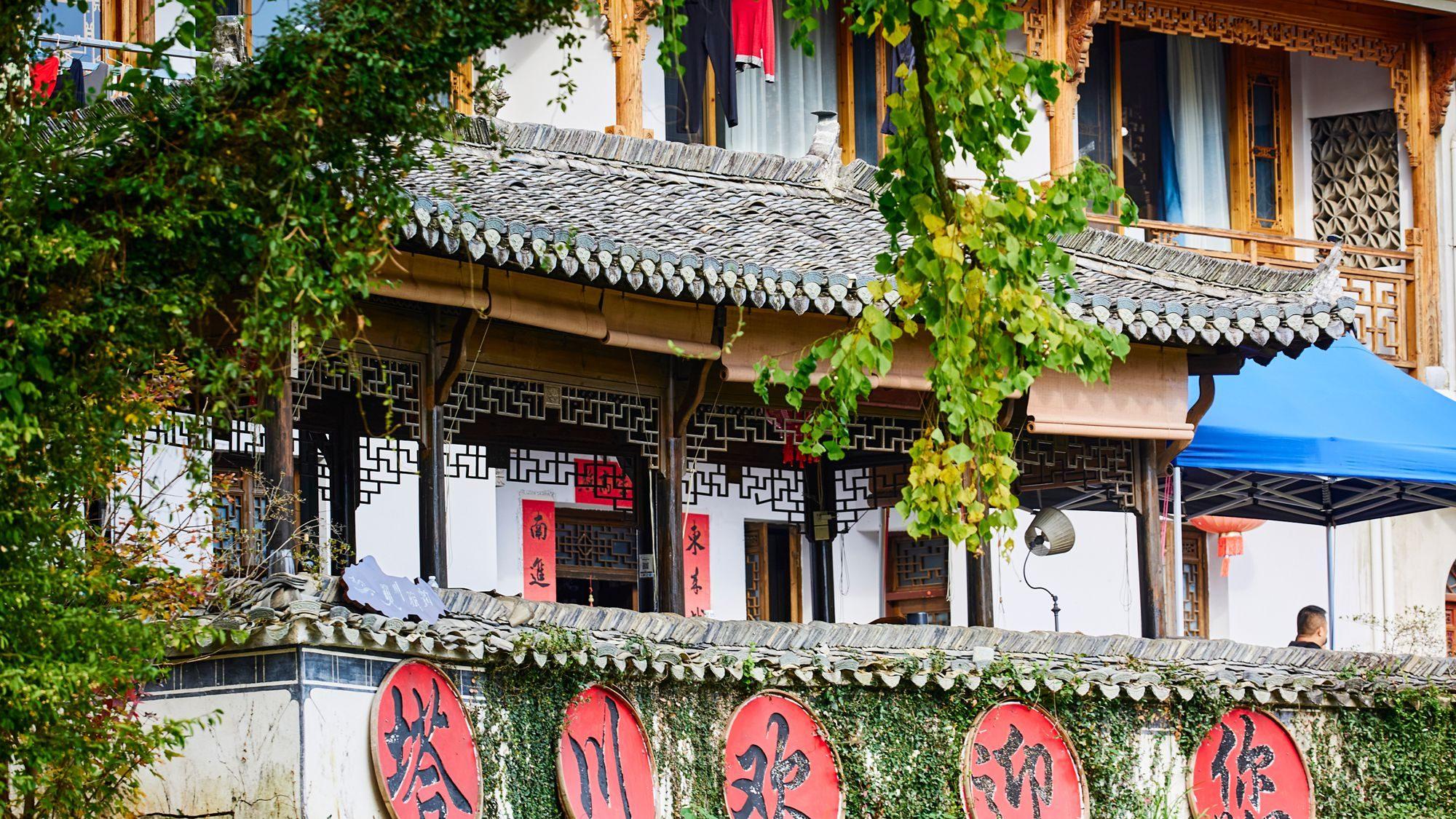 安徽黟县塔川秋韵，当红叶遇见白墙黛瓦，邂逅一场徽州的色彩盛宴