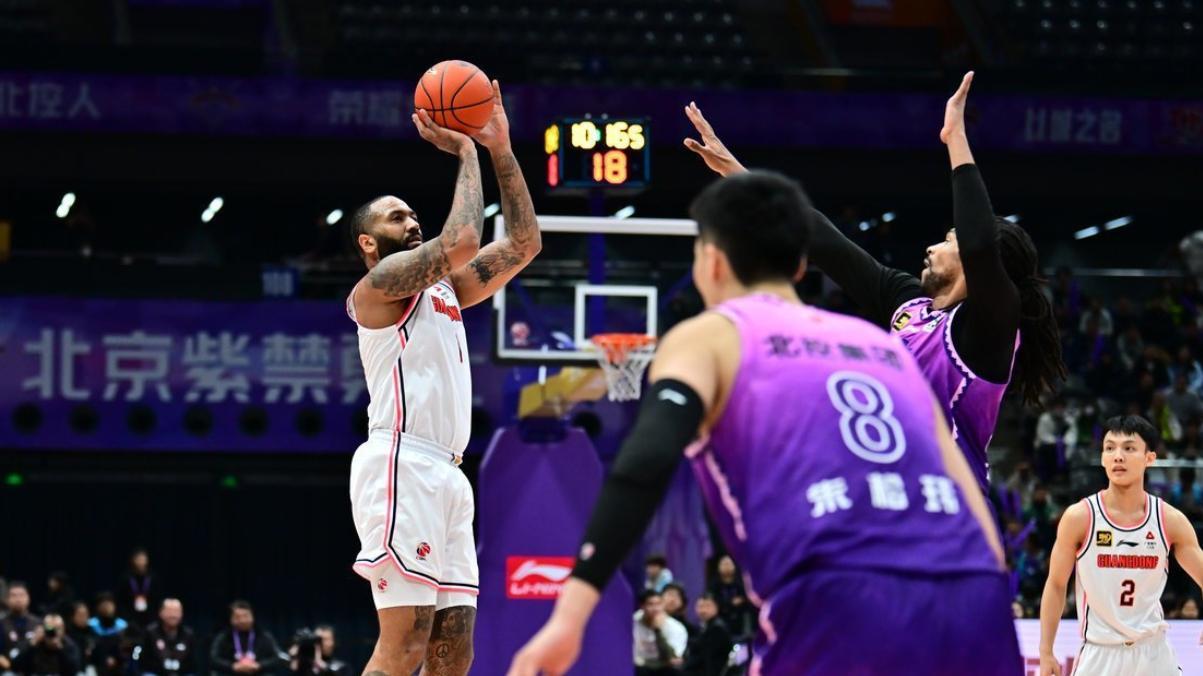 广东99-98北控揪出最大水货，25岁国手拖徐杰后腿，杜锋错认颜标