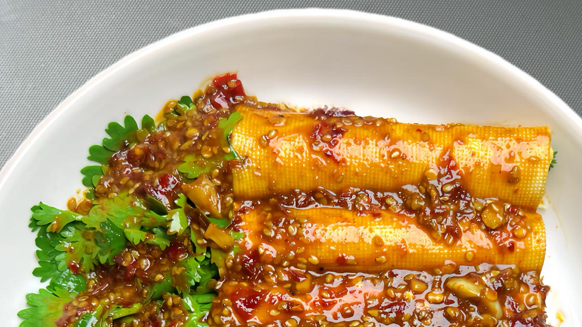 香菜豆皮卷是一道清爽开胃的凉菜，制作简单快捷，口感脆嫩爽口