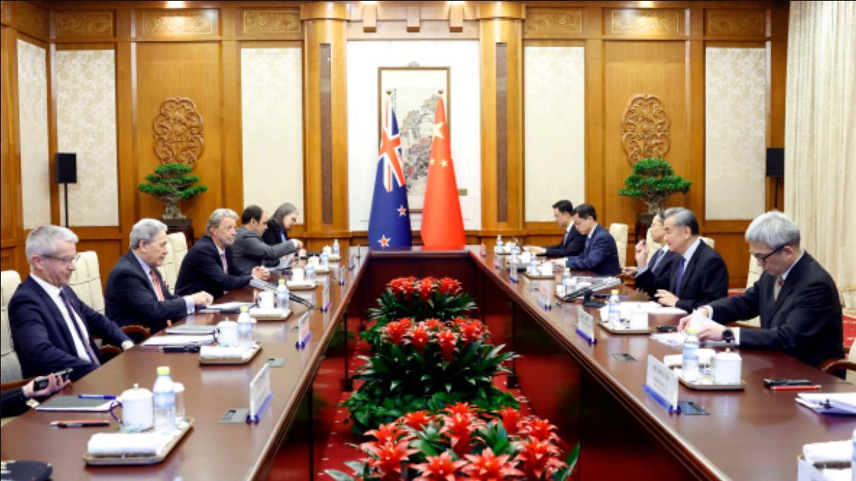 抵达北京，新西兰外长来华问罪，不许中国做3件事，王毅反将一军