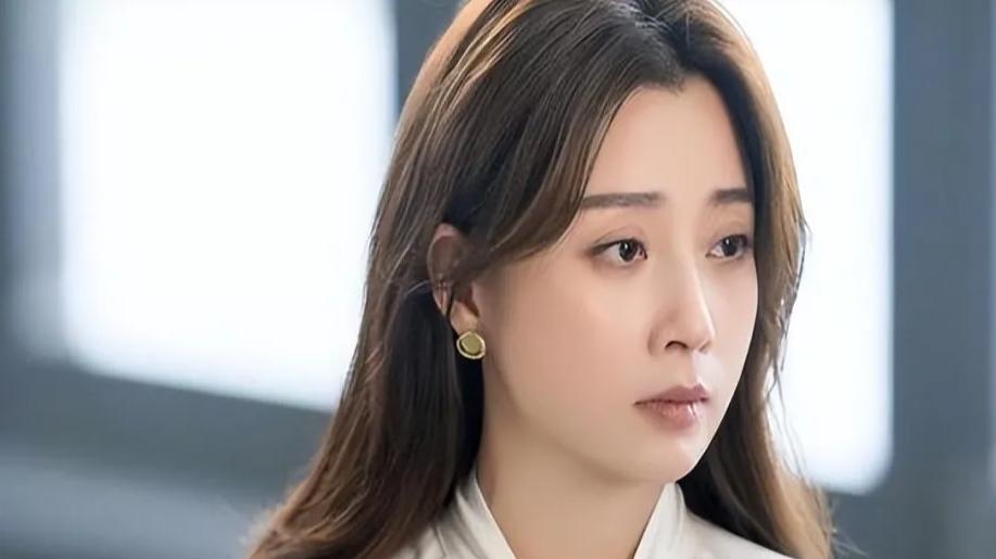 她是演员中的女富豪，豪车轮流开，曾多起绯闻，45岁活得像20岁